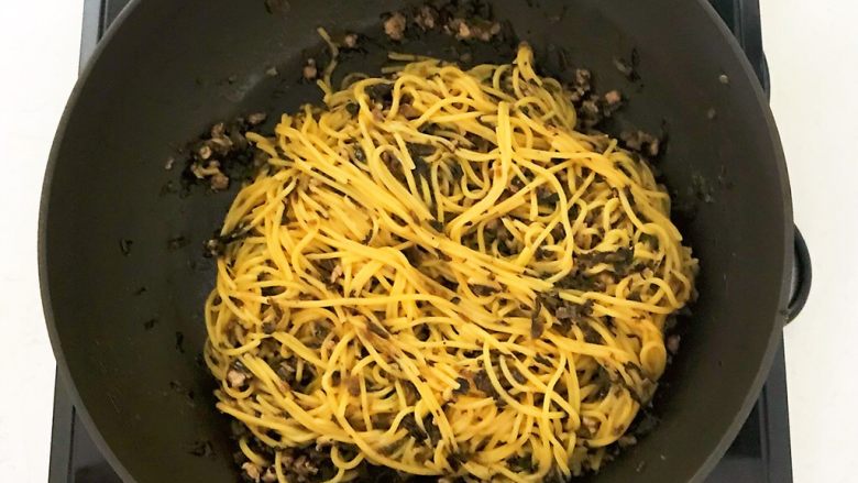 风味炒面 芽菜肉末炒玉米面,翻炒均匀