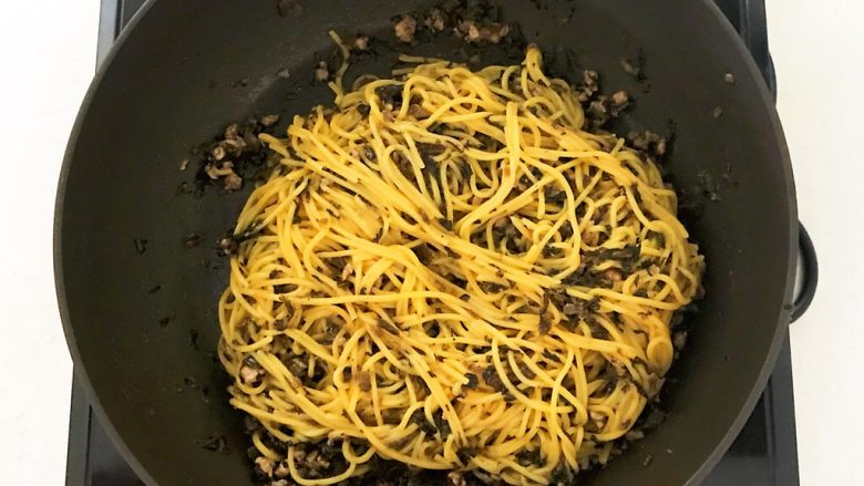 风味炒面 芽菜肉末炒玉米面,翻炒均匀即可