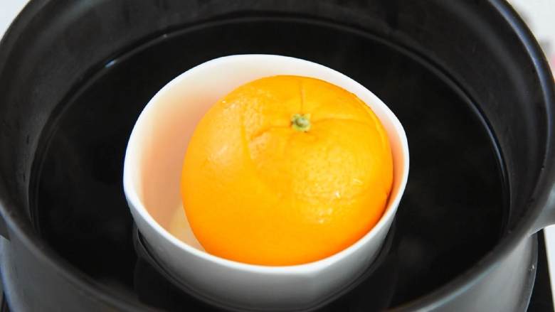 盐蒸橙子—既是水果又是良药,效果还不错,合上顶盖,冷水入锅,大火蒸15分钟即可。