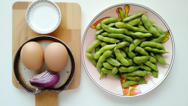 毛豆炒鸡蛋,准备所需食材：<a style='color:red;display:inline-block;' href='/shicai/ 67'>毛豆</a>、<a style='color:red;display:inline-block;' href='/shicai/ 9'>鸡蛋</a>、<a style='color:red;display:inline-block;' href='/shicai/ 29'>洋葱</a>、盐。