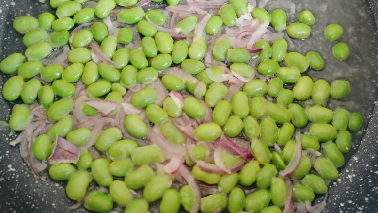 毛豆炒鸡蛋,毛豆炒至表面焦黄色时,锅内倒入一点水,用小火焖至3至5分钟(生毛豆可能会引起中毒或身体不适)。