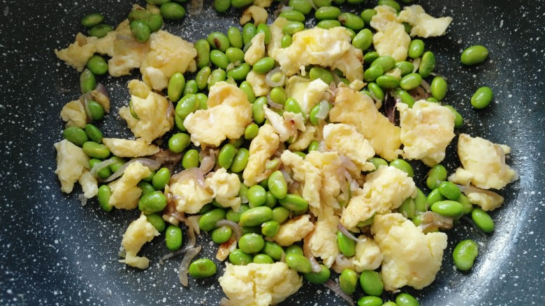 毛豆炒鸡蛋,毛豆焖熟后收汁倒入提前炒好的鸡蛋翻炒均匀后即可。