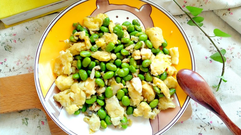 毛豆炒鸡蛋,成品,毛豆甘甜,鸡蛋软糯,米饭的清香,保你能多吃半碗米饭。