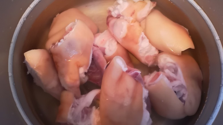 卤猪蹄,放入锅中焯水(煮5分钟,去除血水)