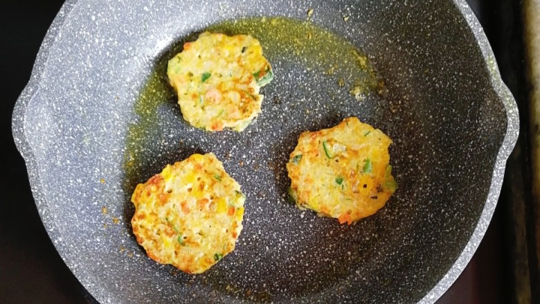 宝宝辅食—秋葵蔬菜米饼,小火慢煎至两面微黄即可出锅