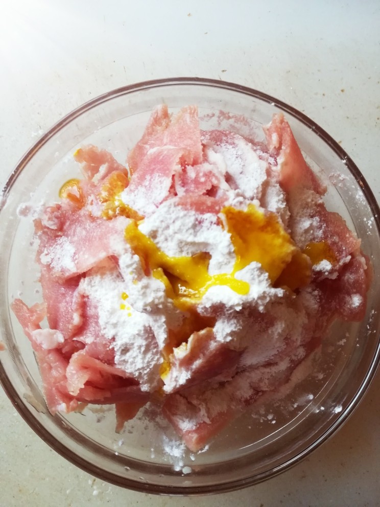 水煮肉片,猪肉放入碗里加 小粉 盐 料酒 油一起腌制五分钟左右