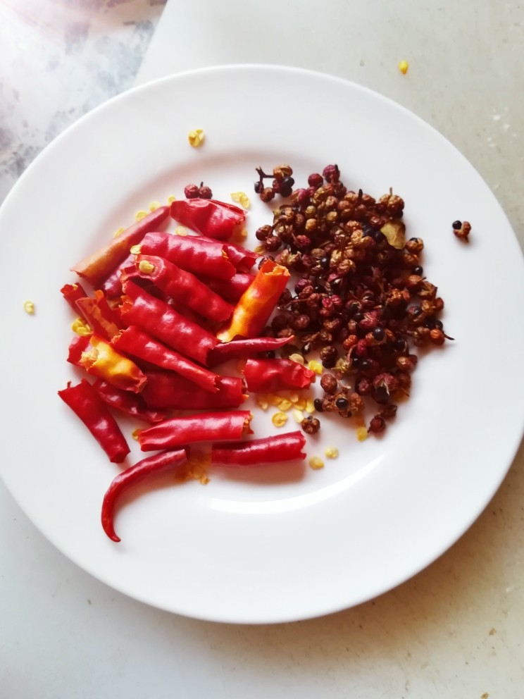 水煮肉片,干辣椒段 花椒