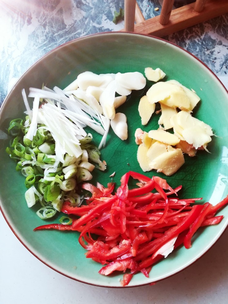 水煮肉片,大蒜切碎姜切片 葱一半切碎一半切丝 甜辣椒切丝