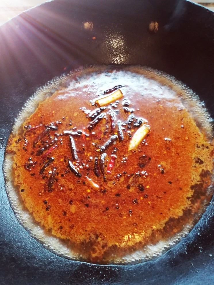 水煮肉片,加入白开水 姜