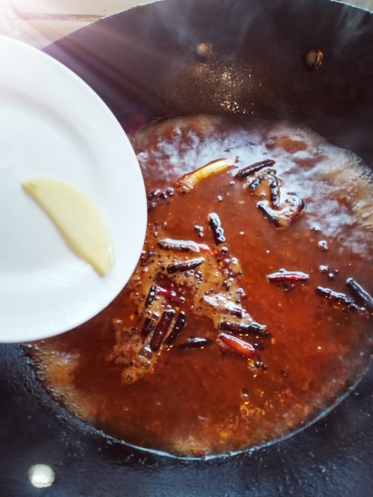 水煮肉片,锅里水涨后放入洋芋煮