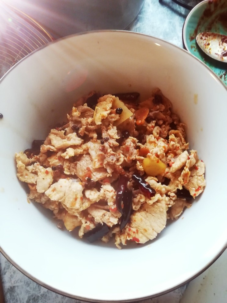 水煮肉片,猪肉煮熟捞出放入碗里待用