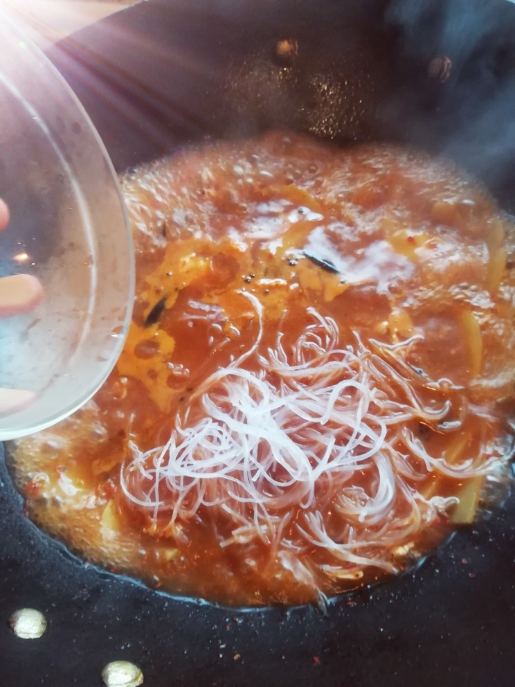 水煮肉片,锅里入粉丝