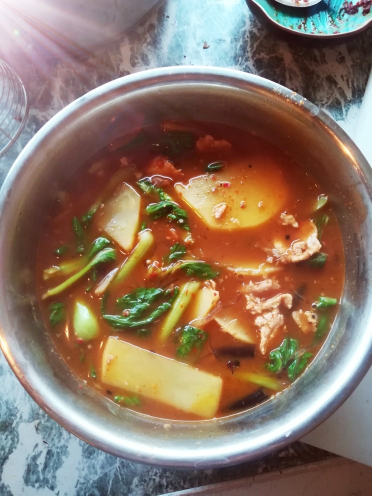 水煮肉片,煮熟后把炒到入碗里