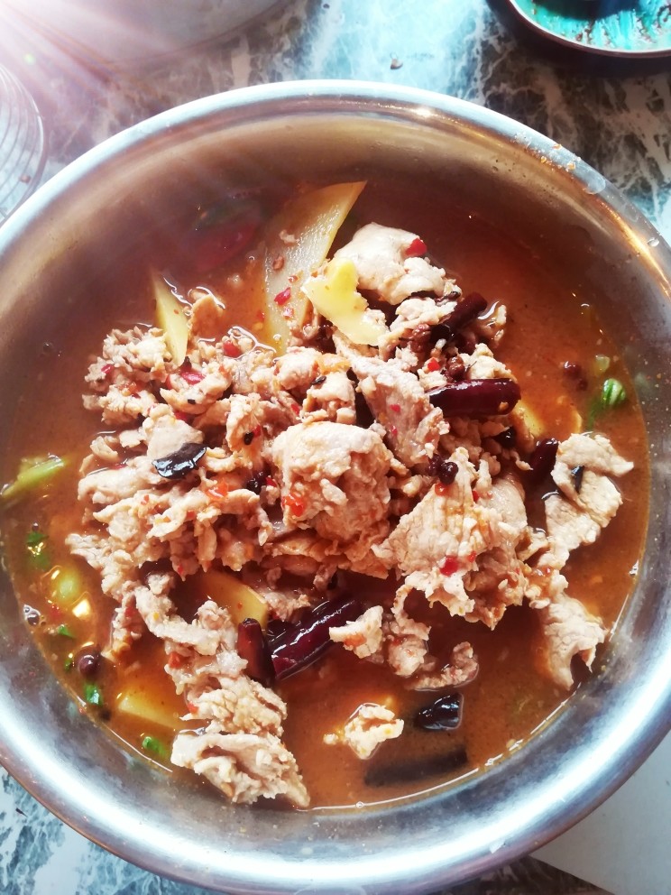 水煮肉片,再把猪肉到在菜上面