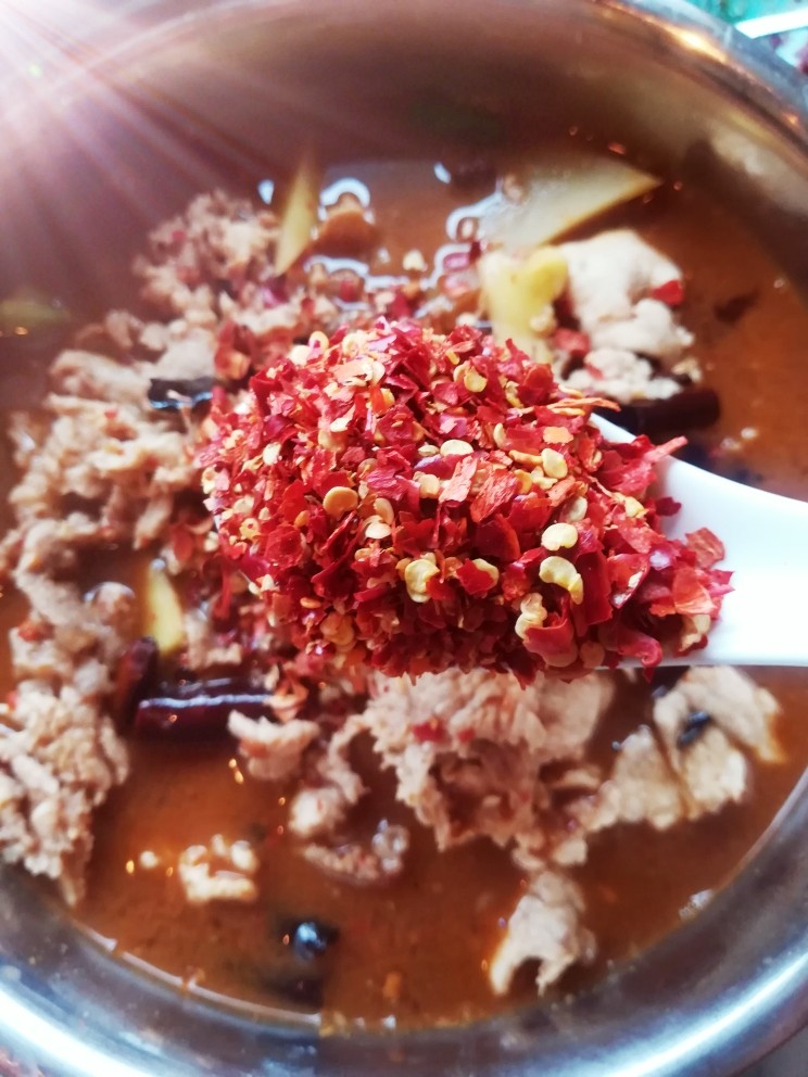 水煮肉片,再加一勺<a style='color:red;display:inline-block;' href='/shicai/ 761'>辣椒粉</a>