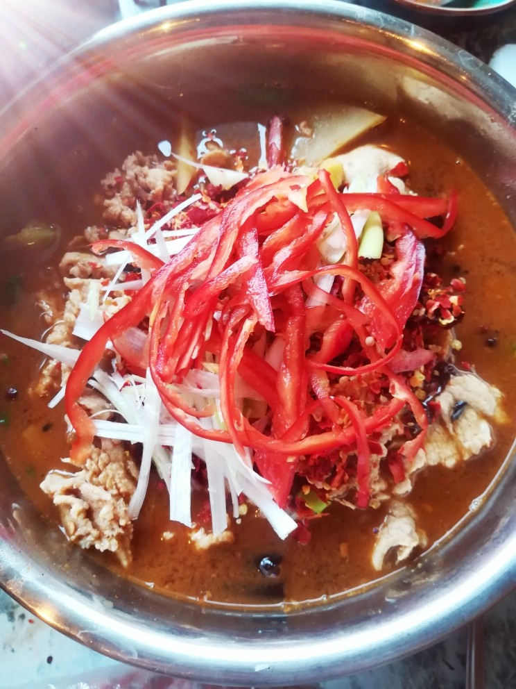 水煮肉片,放入葱丝和甜辣椒丝