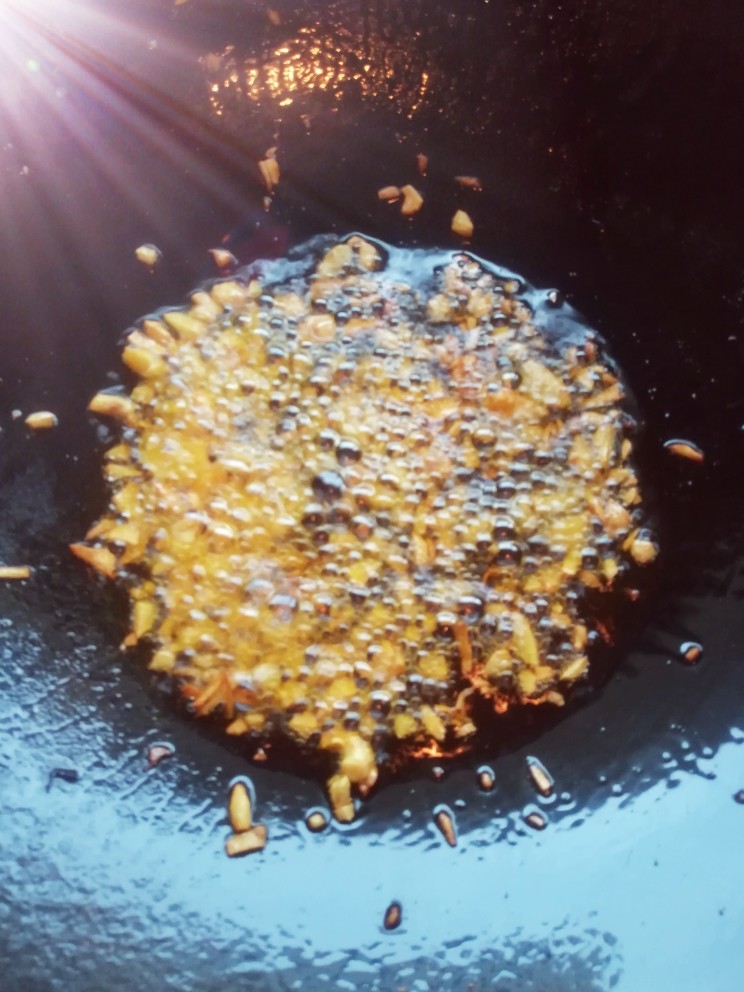 水煮肉片,锅里入油烧热放入大蒜炒香