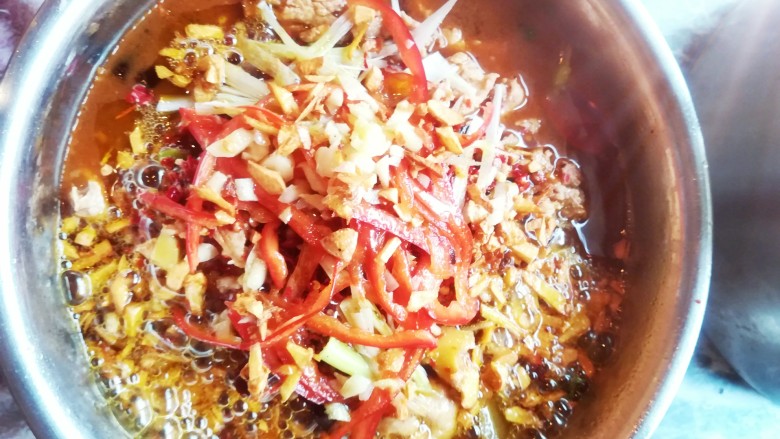 水煮肉片,烧热的油泼到碗里即可