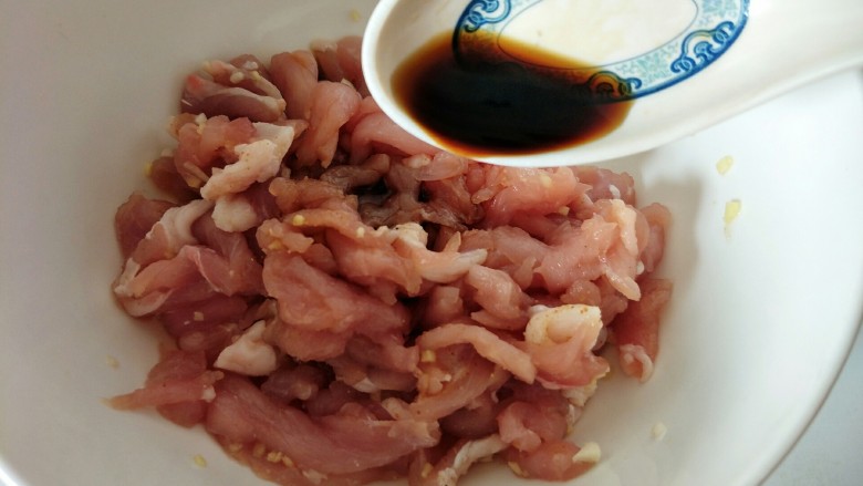 青椒洋葱炒肉,然后放入3g<a style='color:red;display:inline-block;' href='/shicai/ 788'>生抽</a>