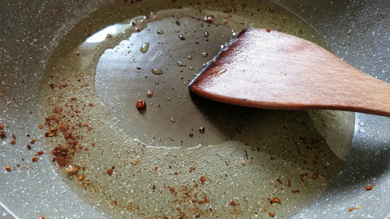 青椒洋葱炒肉,锅里留底油;