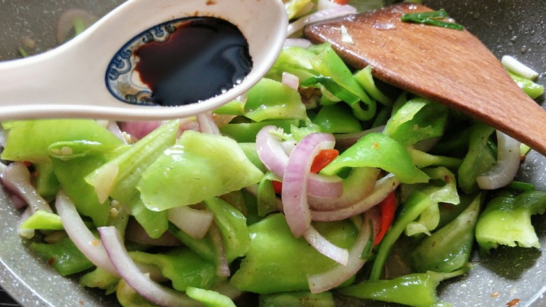 青椒洋葱炒肉,2g<a style='color:red;display:inline-block;' href='/shicai/ 762'>老抽</a>;