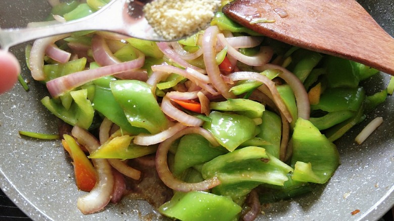 青椒洋葱炒肉,5g<a style='color:red;display:inline-block;' href='/shicai/ 756'>鸡精</a>;