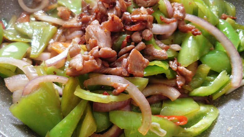 青椒洋葱炒肉,最后倒入炒好的肉片,翻炒均匀即可出锅!