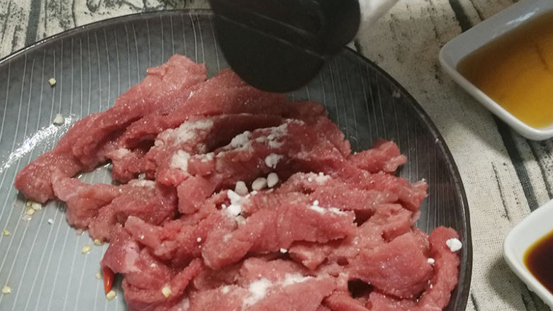 香辣可口的杭椒牛柳,将切好的牛里脊中加入生抽、老抽、料酒、盐、胡椒粉、蛋清、生粉并用手抓匀,把所有的水和汁都抓进肉里,炒前在牛柳中加一大勺食用油防止下锅粘连。