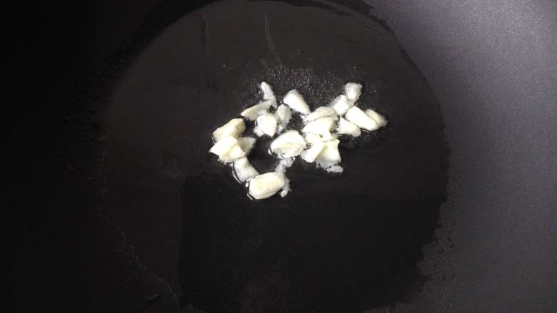 豌豆荚炒香肠,起油锅,中小火煸香大蒜