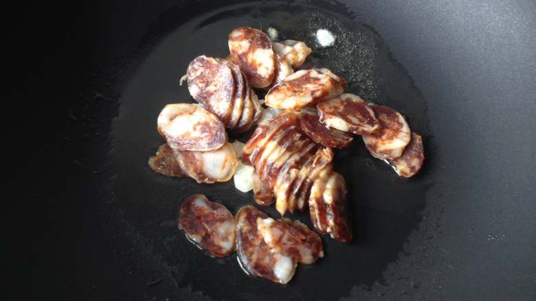 豌豆荚炒香肠,放入香肠片煸炒2分钟,炒熟