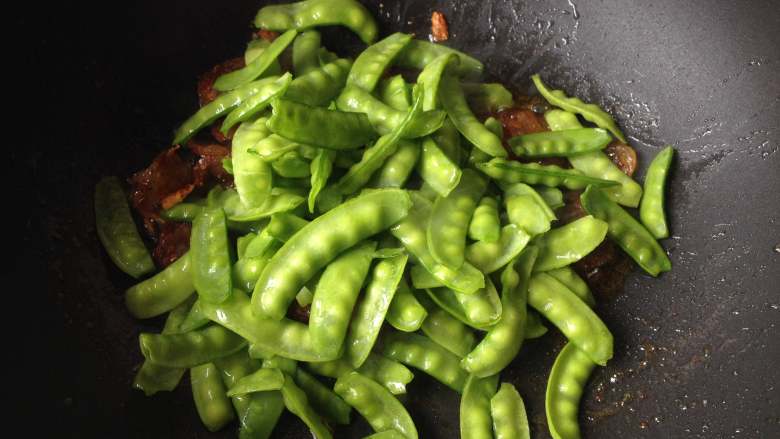 豌豆荚炒香肠,放入豌豆荚煸炒2分钟