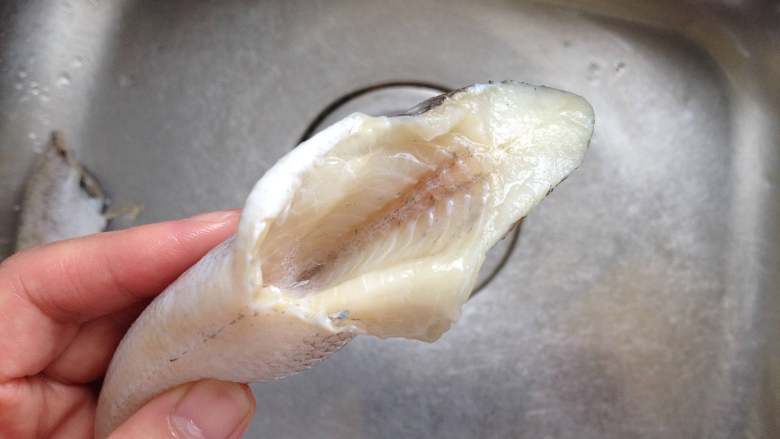 清蒸南极冰鱼,冰鱼刮去鱼鳞,清除内脏和黑膜,再清洗干净擦干水分