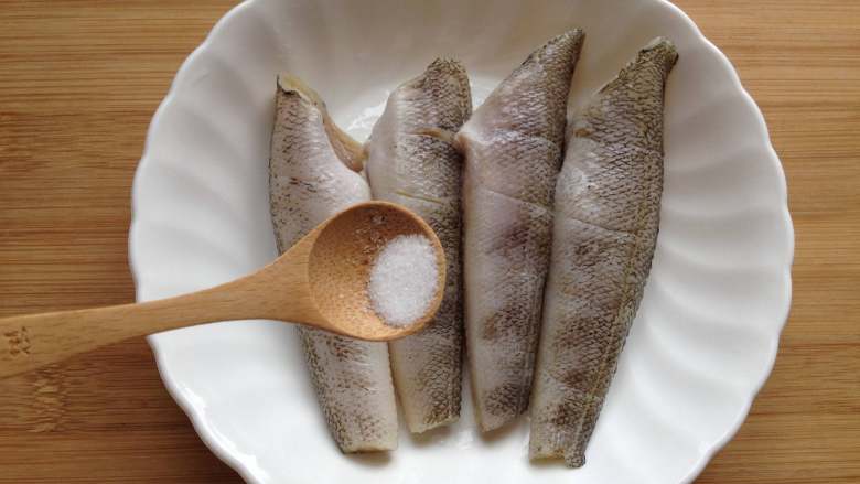 清蒸南极冰鱼,全部处理好后,倒入<a style='color:red;display:inline-block;' href='/shicai/ 718'>料酒</a>和盐拌匀,腌制10分钟