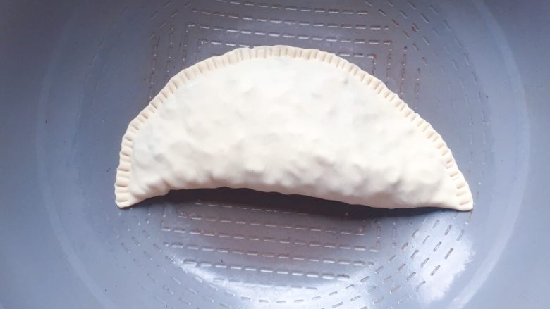 豆角饼,平底锅烧热,(锅中不需要放油)直接放入豆角饼,中小火烙制。