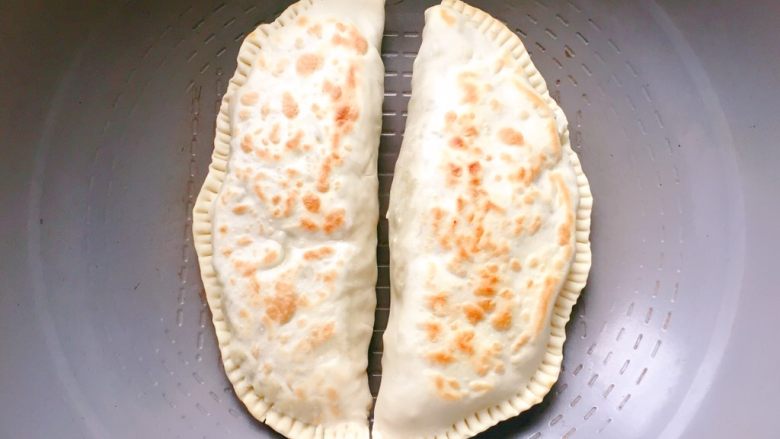 豆角饼,期间要多翻几次面,直至烙熟。