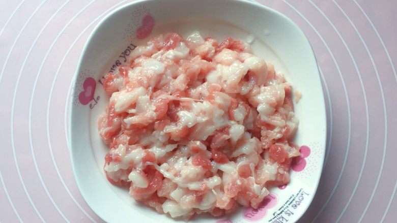 豆角饼,在醒发面团的时候,来做馅料:先将<a style='color:red;display:inline-block;' href='/shicai/ 428'>五花肉</a>洗净、沥干水分、切成小丁。