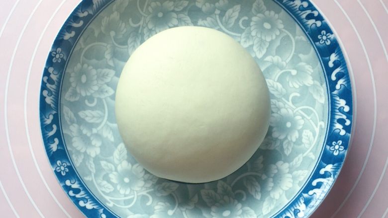 豆角饼,再用手揉成光滑的面团,盖上保鲜膜醒30分钟。