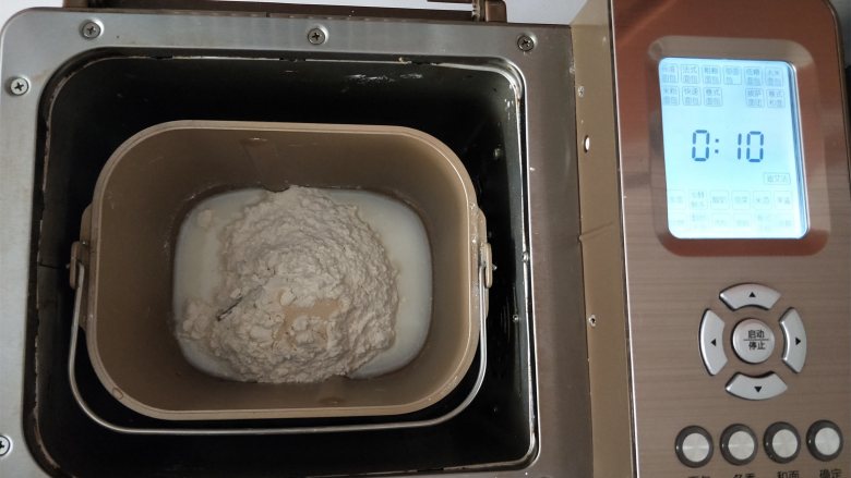 网红奶酪包,1、把中种的材料放面包机里,选择和面程序默认时间是10分钟,不用调节时间,用默认的就行