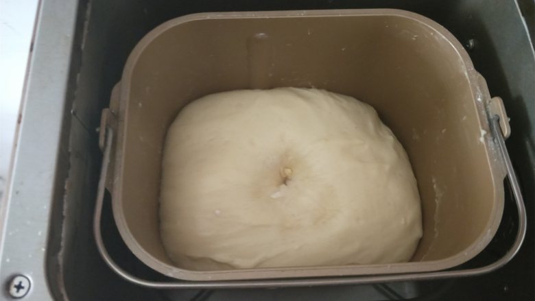 网红奶酪包,6、这时候关掉机器选择发酵解冻程序30分钟,发酵好的状态可以用手指沾面粉后查看,戳的洞四周不会回缩也不会塌陷,这样的状态正好