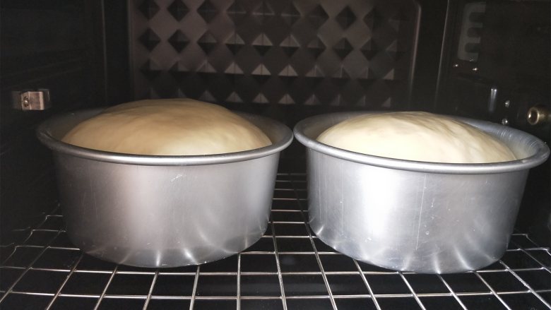 网红奶酪包,发酵结束后观察一下面团高度,要到9分满才可以,不够可以增加十分钟到20分钟时间,但是一般不用,因为看我的状态已经超过很多了,提前鸡蛋打散,过筛后备用,发酵好的面团刷上蛋液,薄薄的一层就好,厚了不好看
