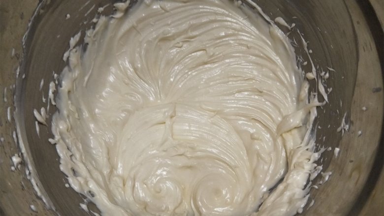 网红奶酪包,14、奶酪馅的材料放入打蛋盆内,用打蛋器搅拌一下,然后开三档打到顺滑就好了