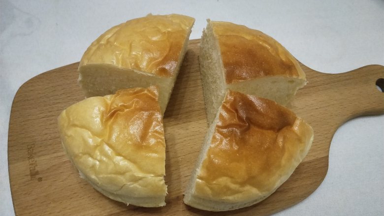 网红奶酪包,15、面包切开四份
