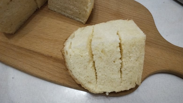 网红奶酪包,16、取一个中间拉开两道,抹上奶酪馅