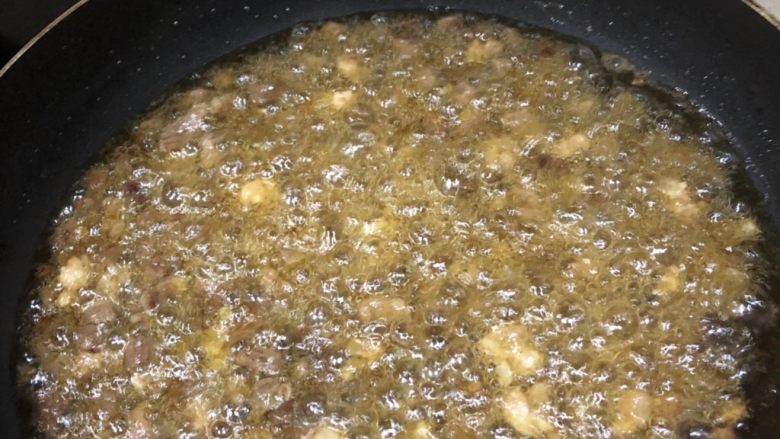 自制红油豆鼓牛肉老干妈
,放至锅里面炸至金黄色,多放油,将就这个油一起酥辣椒🌶️