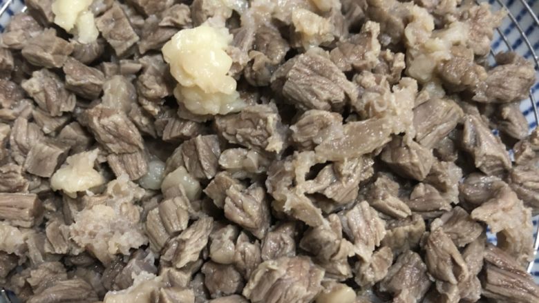 自制红油豆鼓牛肉老干妈
,捞出晾干水分,可以用厨房吸油纸把水分吸一吸,以免炸的时候溅油出来