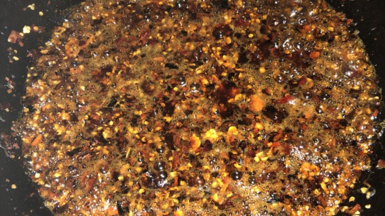 自制红油豆鼓牛肉老干妈
,放入香叶、八角、茴香、砂仁等香料加入<a style='color:red;display:inline-block;' href='/shicai/ 10082'>豆鼓</a>、蒜炒出香味后关小火加入辣椒🌶️面和花生碎(注意如果火大会把辣椒面🔥糊)⚠️这一步很关键,你也可以添加你自己想要添加的其他元素