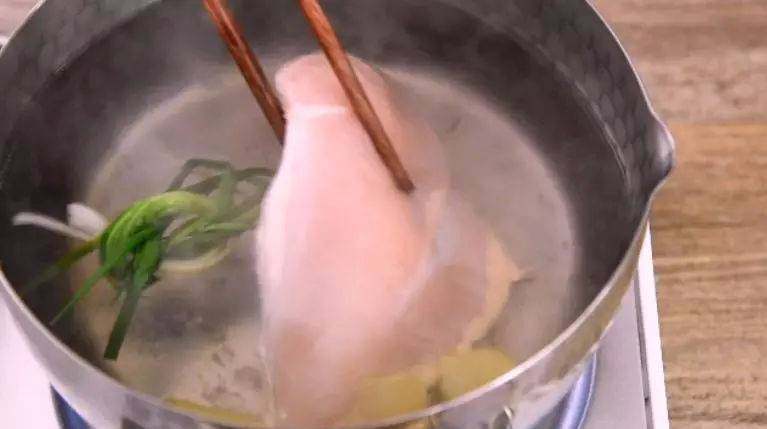 水果入菜,风味绝妙——酸辣芒果鸡丝,葱姜水烧开,倒入料酒,下鸡胸肉