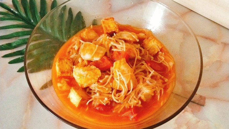 酸汤巴沙鱼,盛出即可食用,红酸汤中可以放入任意喜欢的食材