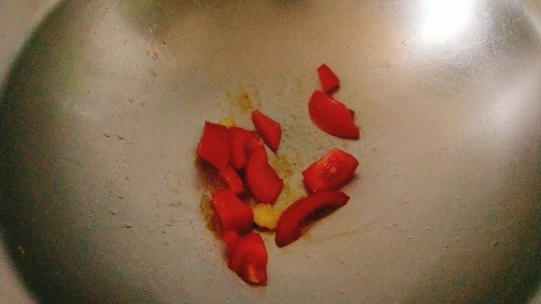 酸汤巴沙鱼,锅中热油,爆香姜片后,放入西红柿翻炒