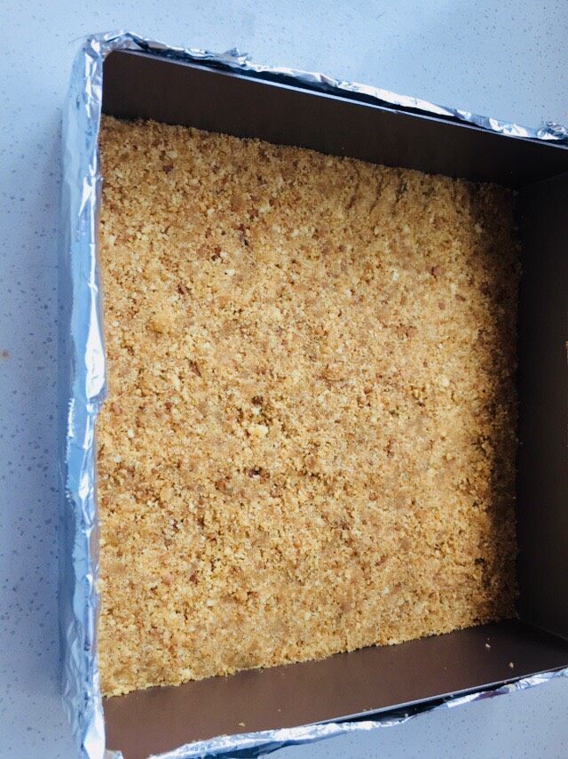 抹茶重芝士,将搅拌好的消化饼随,放到慕斯圈中,用勺子将消化饼压实。放入冰箱冷藏一个小时。